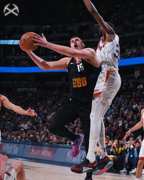 包含NBA比赛现场现球迷高歌猛进的词条