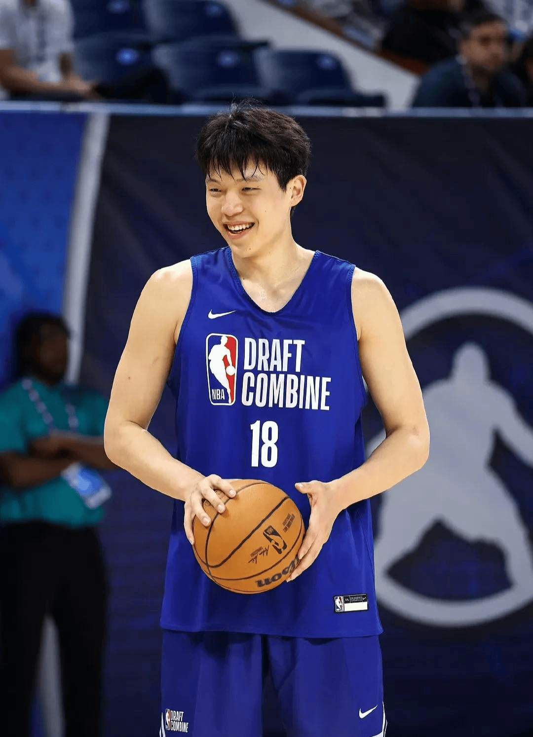 杨瀚森父母启程前往美国陪儿子参加NBA选秀大会