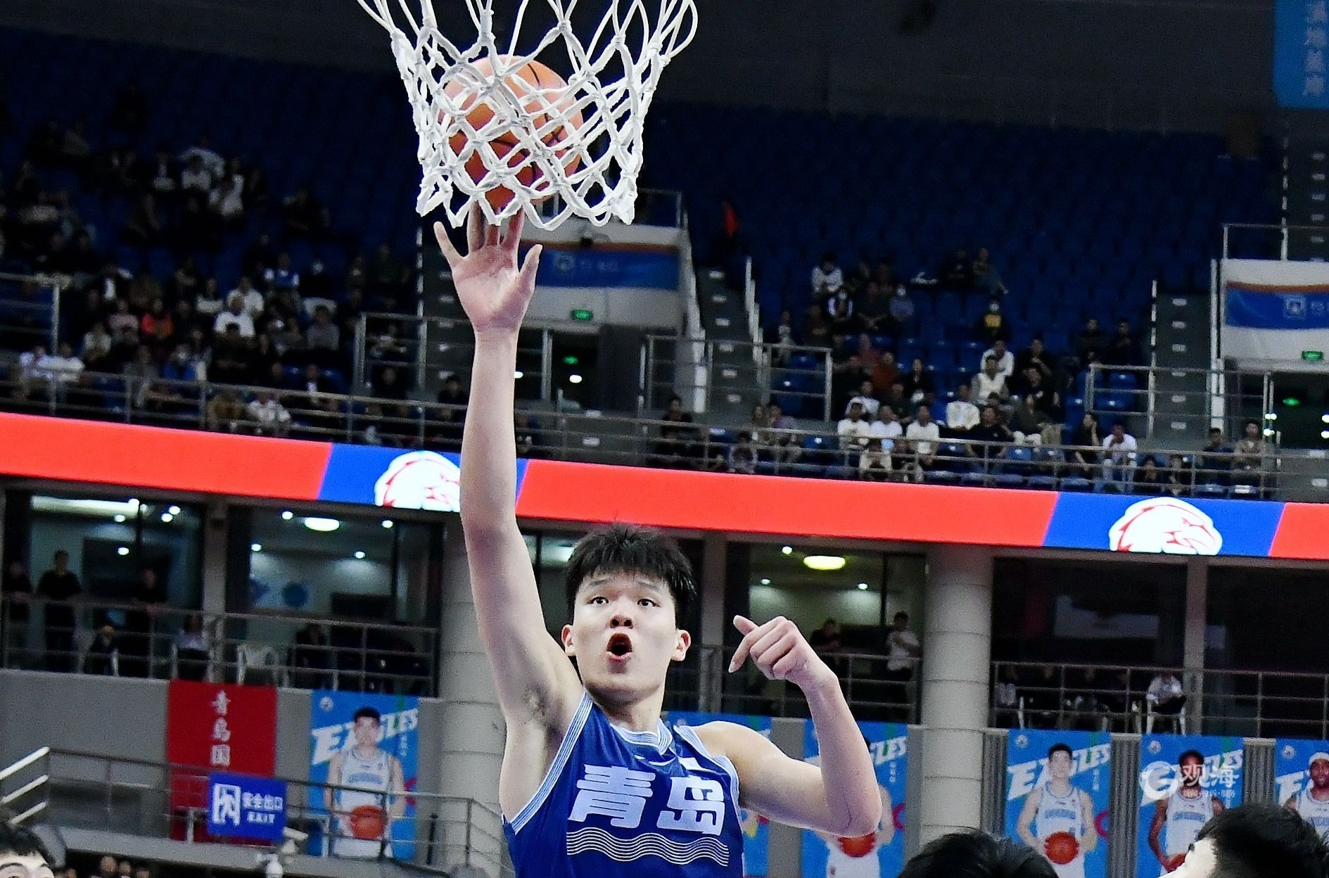 青岛更新杨瀚森特训！NBA级教练一对一强化投篮，好性格助力融入